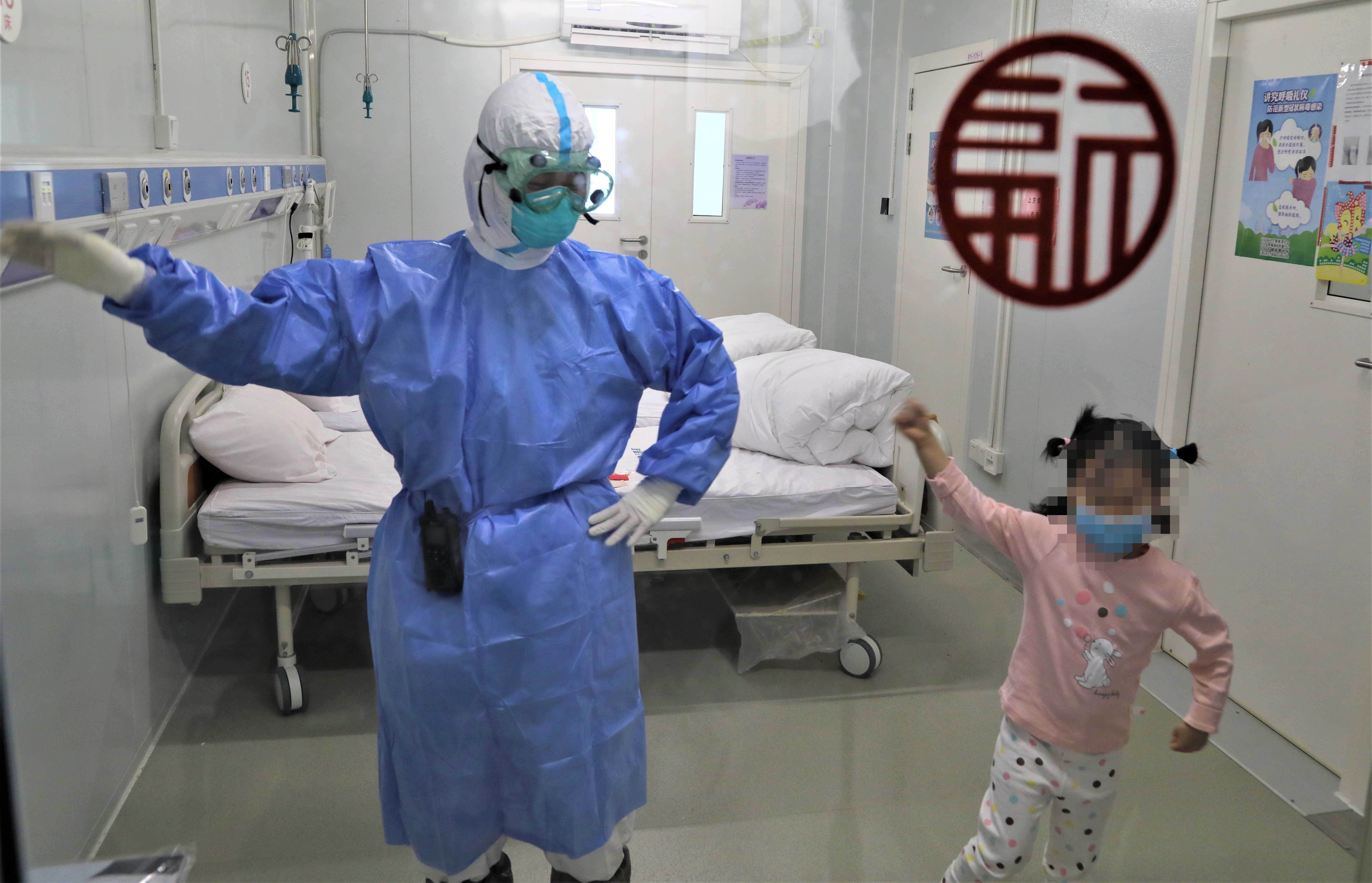 “一个拥抱，就是最好的‘治疗剂’”——应急隔离区的别样小年