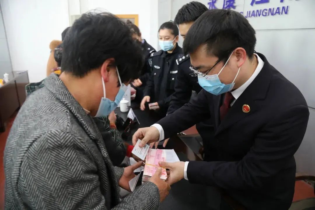 这个小年夜，91名老年人的血汗钱都拿回来了！