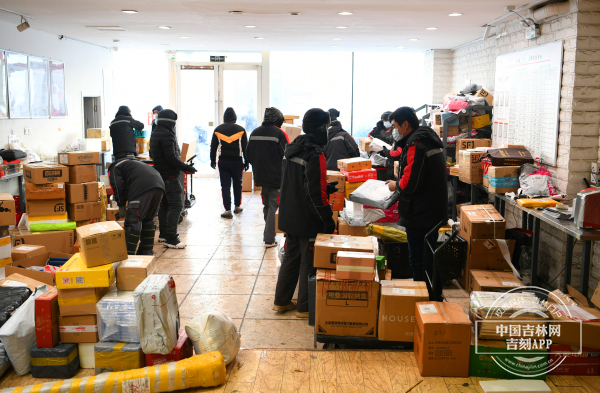 顺丰速运致敬春节坚守岗位的人,顺丰一线收派新春坚守岗位视频