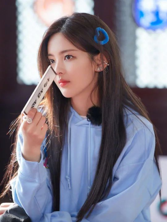 卫衣季节,秋季潮搭连帽卫衣尽显青春活力感