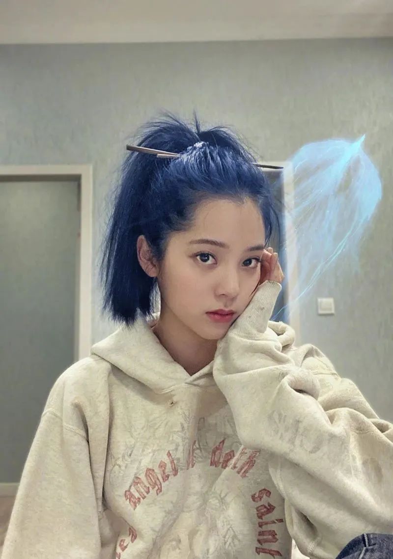 卫衣季节,秋季潮搭连帽卫衣尽显青春活力感