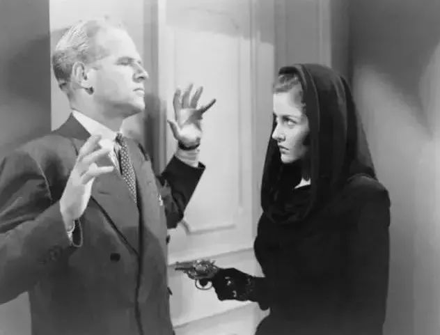 卫衣季节,秋季潮搭连帽卫衣尽显青春活力感