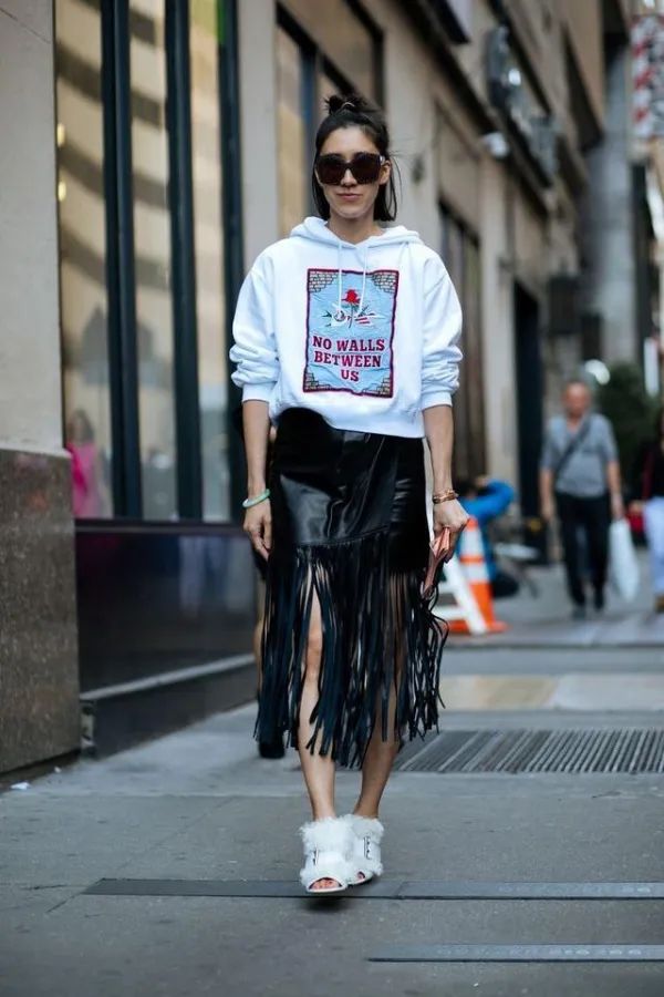 卫衣季节,秋季潮搭连帽卫衣尽显青春活力感