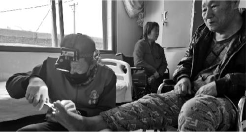 百岁老人上门修脚,百岁老人修脚