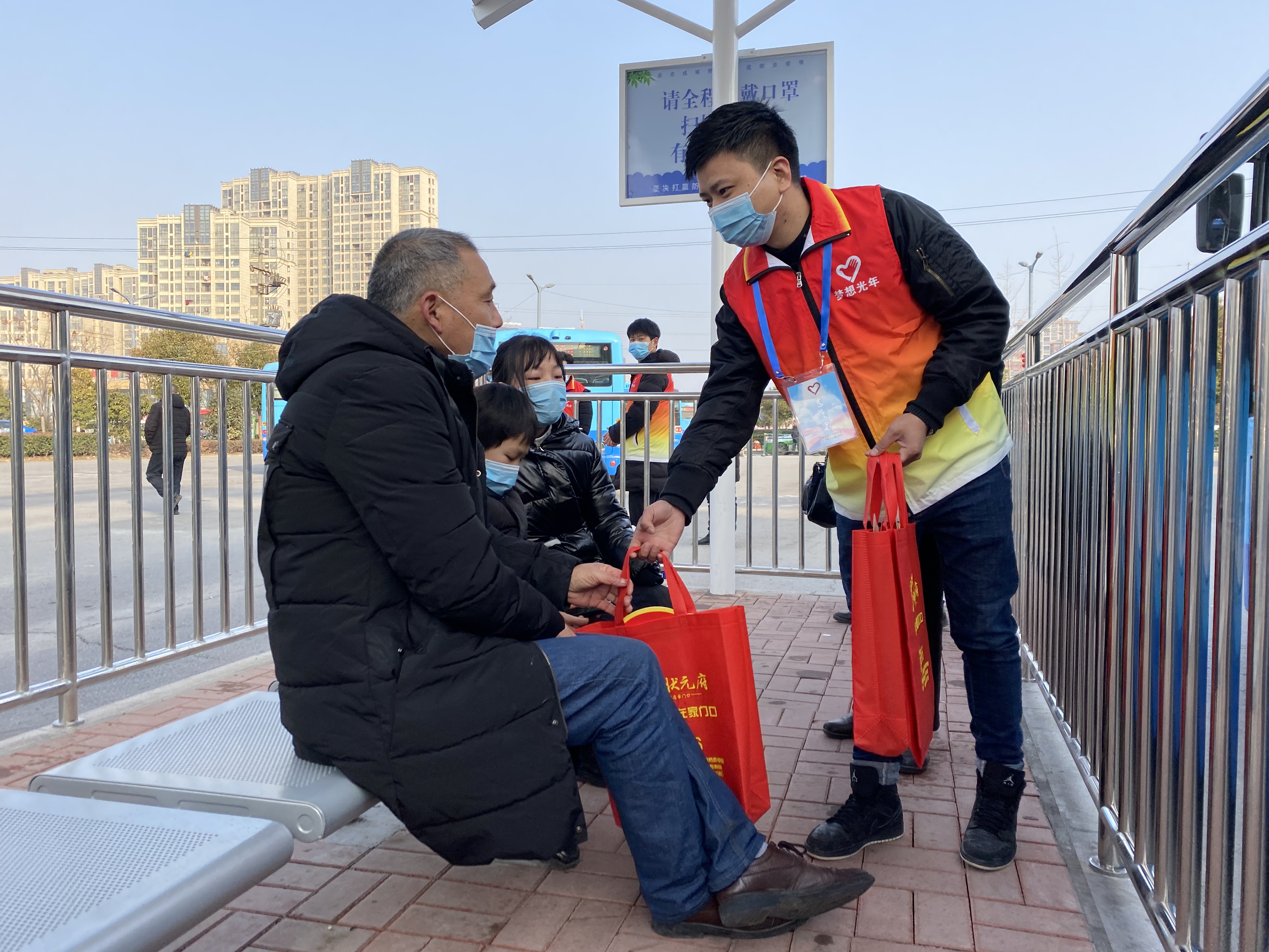 一抹暖心志愿红,一抹志愿红温暖群众心