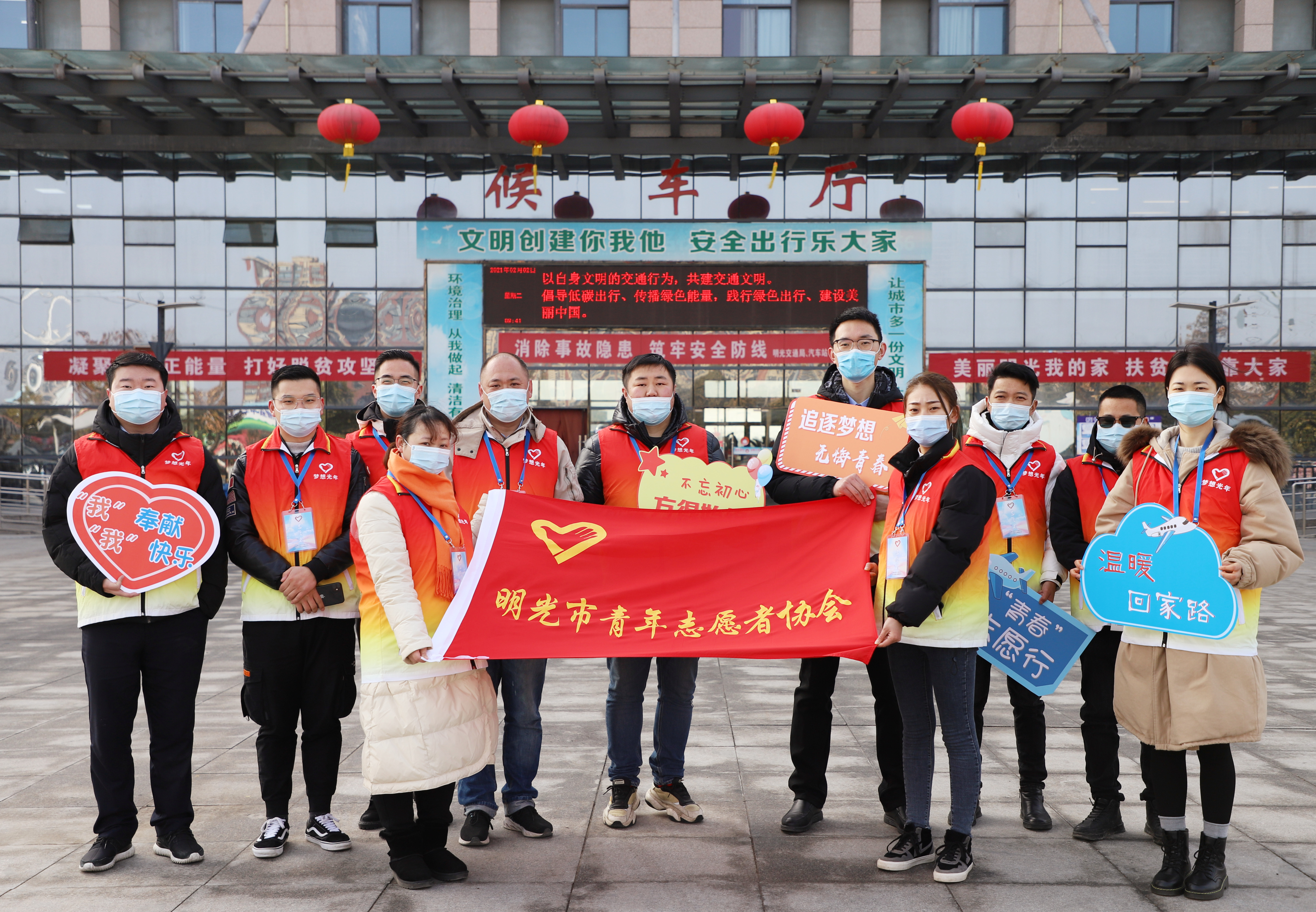 一抹暖心志愿红,一抹志愿红温暖群众心