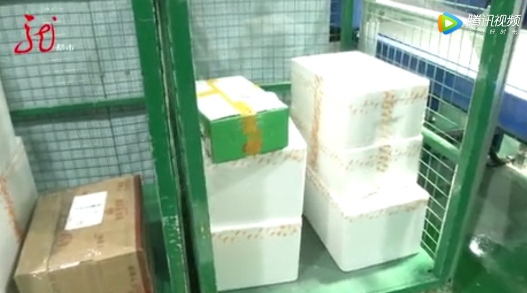 快递不给送上门可以追究什么责任,快递不给退钱打什么电话