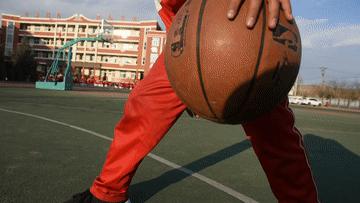 追光｜一个铁圈、两根木头、三块木板，撑起少年“篮球梦”