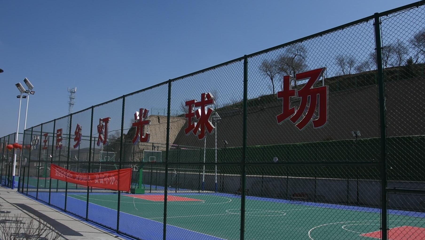 追光｜一个铁圈、两根木头、三块木板，撑起少年“篮球梦”