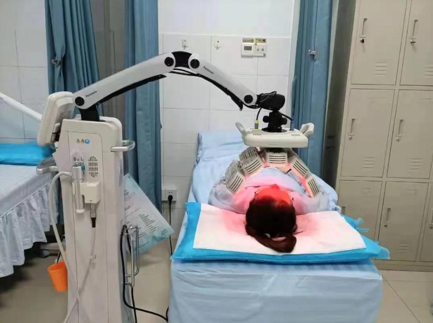 女子涂抹祛斑产品后满脸发红,药水祛斑40天脸遇热发红