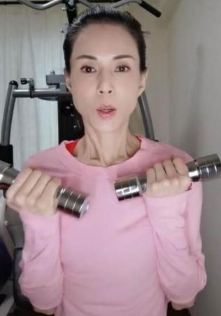 46岁李若彤惊人马甲线,54岁李若彤暴瘦