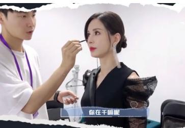 46岁李若彤惊人马甲线,54岁李若彤暴瘦