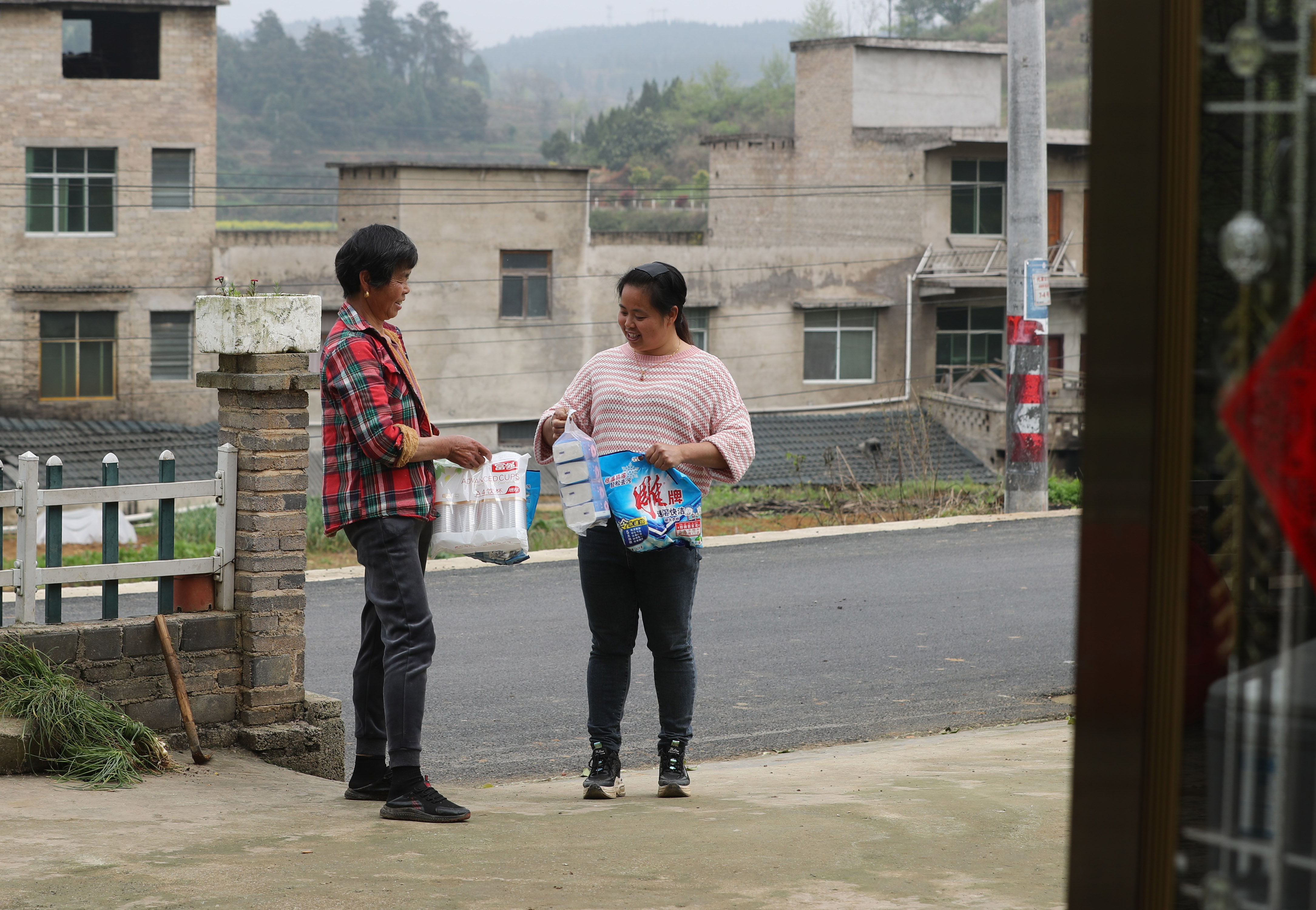 #（图片故事）贵州玉屏：“女货郎”送货记