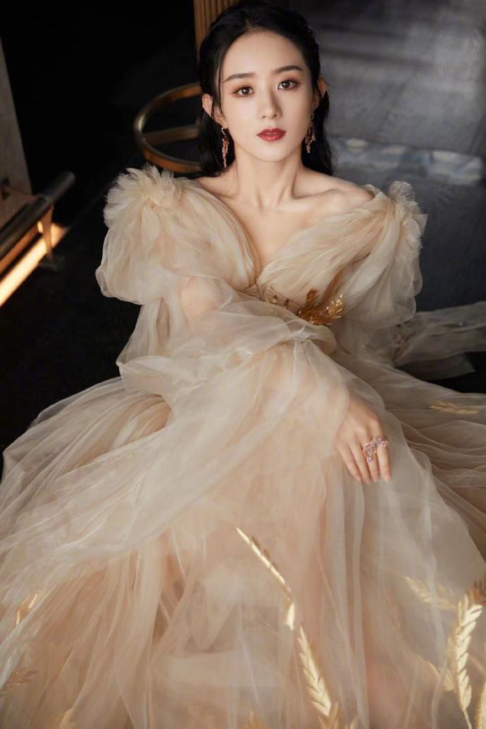 赵丽颖素颜发福,赵丽颖短发近照态势