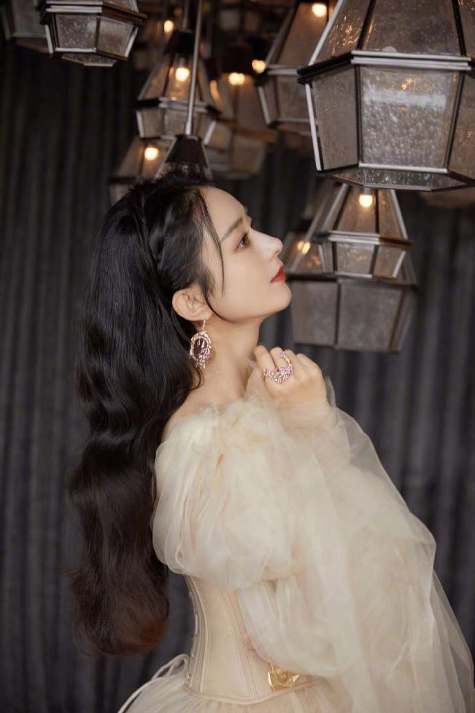 赵丽颖素颜发福,赵丽颖短发近照态势