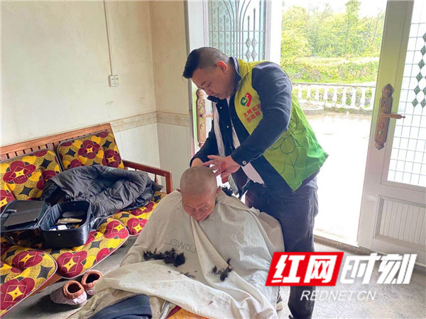 村级党员为群众办实事,农村党员干部为群众办实事