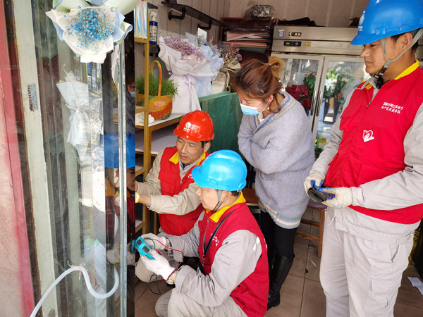 自来水管“来电”？电力工人查出冰柜“捣鬼”