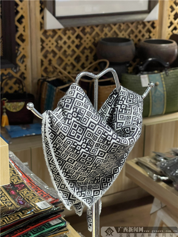 壮锦服饰,特色壮锦服饰视频