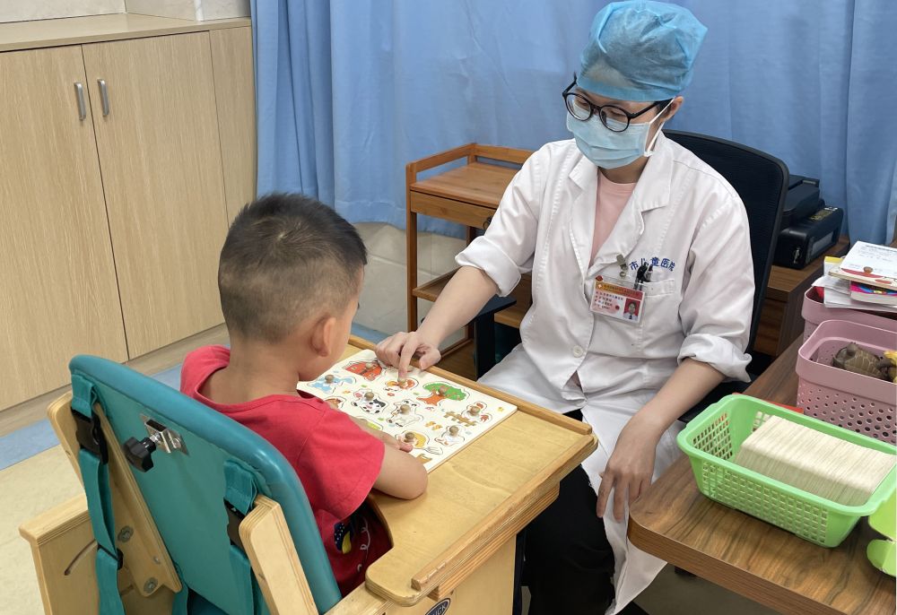 医生四毛钱治好男童,医生仅用四毛钱治好白血病