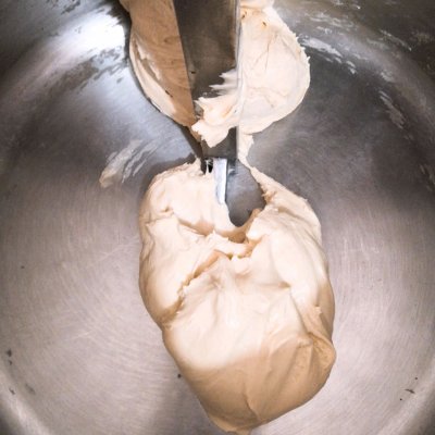 面包面团发酵过度怎么补救,已经发酵好的面团太硬怎么补救