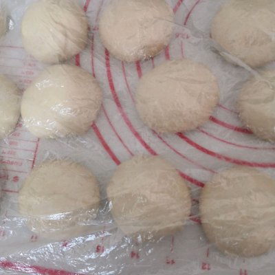 面包面团发酵过度怎么补救,已经发酵好的面团太硬怎么补救