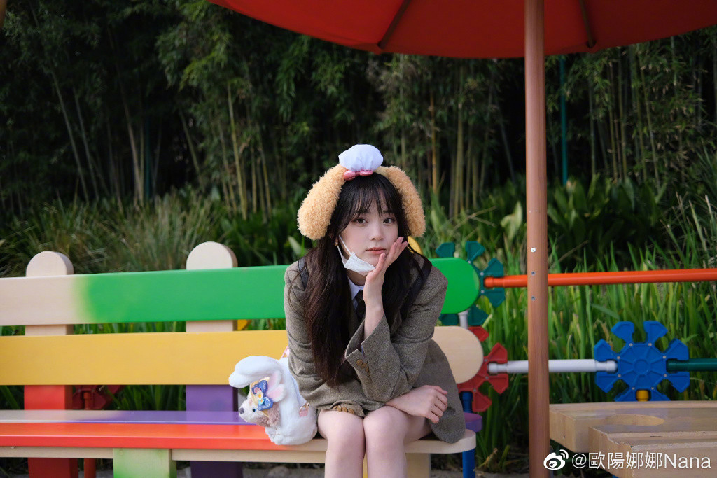 欧阳娜娜白色背心,欧阳娜娜镂空背心