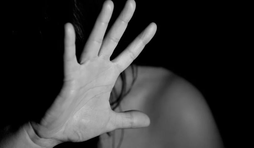 恐怖！32岁华人男子暴虐女友：扇巴掌、抽鞭子、掐烟头、强迫*交性**！终于判了