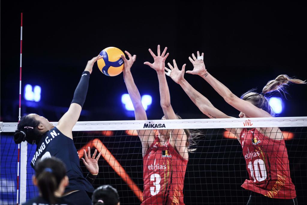 郎平在东京奥运会中的表现,东京奥运郎平采访