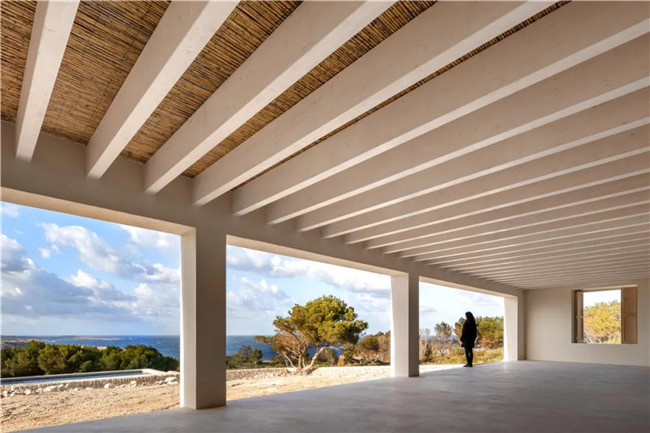 素色灰瓷砖和花纹灰砖拼接,石材和陶土砖铺装