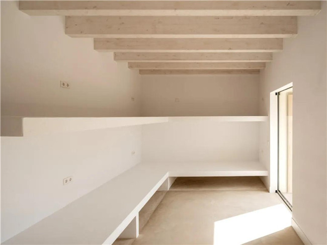 素色灰瓷砖和花纹灰砖拼接,石材和陶土砖铺装