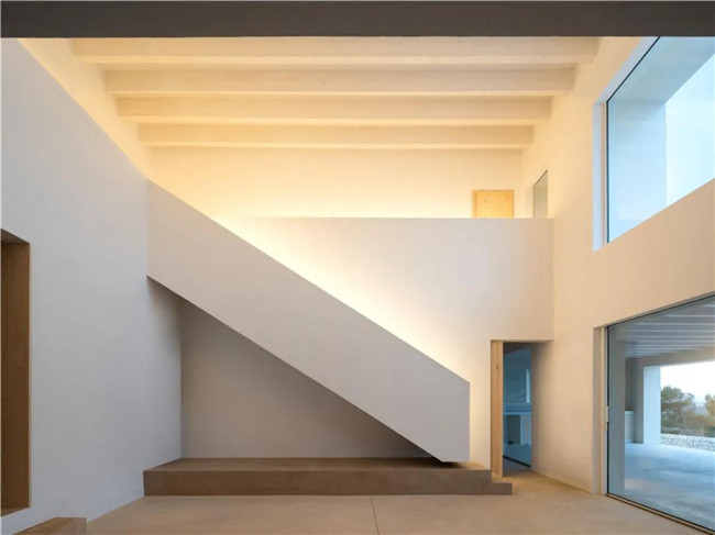 素色灰瓷砖和花纹灰砖拼接,石材和陶土砖铺装