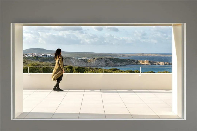 素色灰瓷砖和花纹灰砖拼接,石材和陶土砖铺装