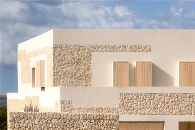 素色灰瓷砖和花纹灰砖拼接,石材和陶土砖铺装