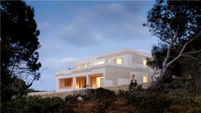 素色灰瓷砖和花纹灰砖拼接,石材和陶土砖铺装