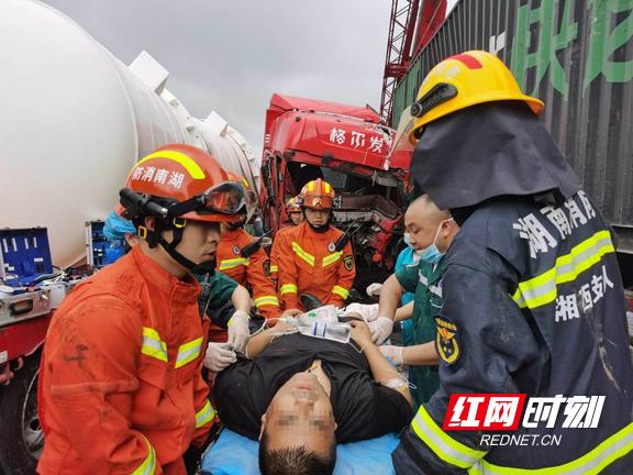 车辆追尾司机被困防火紧急救援,高速路上两车追尾防火紧急救援