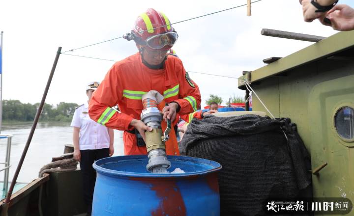 台风致渔船搁浅15名渔民命悬一线,台风致200余艘船只停留