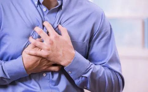 左侧睡姿会压迫心脏是真的吗,睡姿不对也会造成心脏疼吗