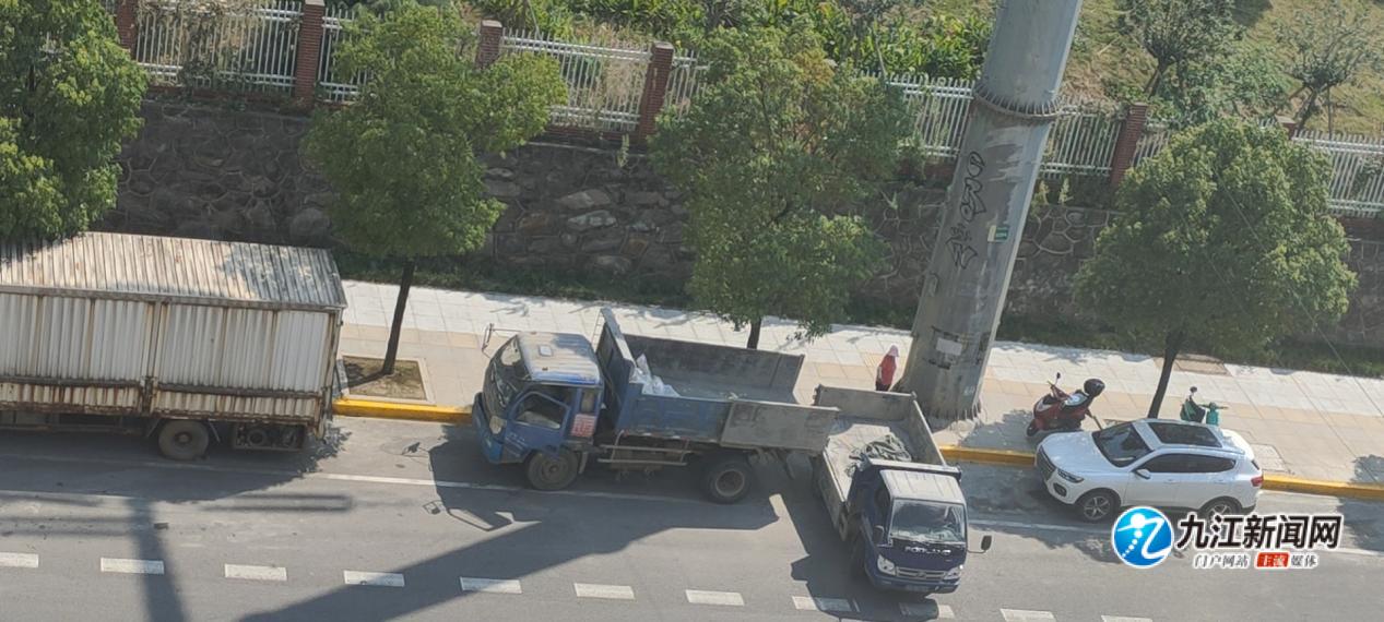 ​视频｜九江一路段现“神秘”篷布车，水泥“敞”着卖