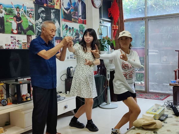 祖孙俩同台表演,祖孙俩上央视综艺