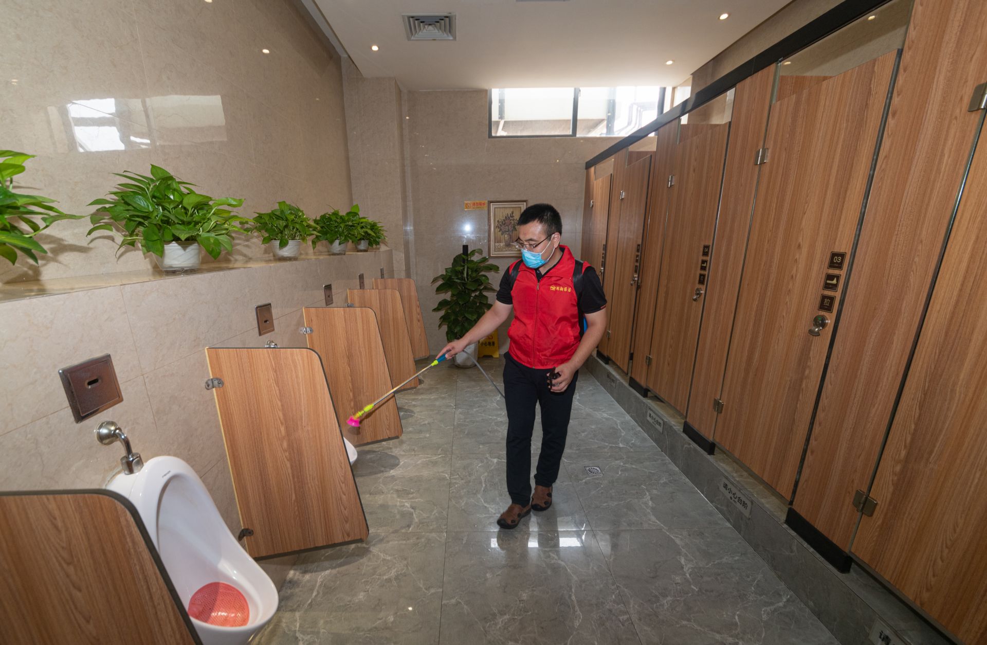 德报记者现场体验澳德乐时代广场消毒员的日常日行3万余步耗近200升消毒水