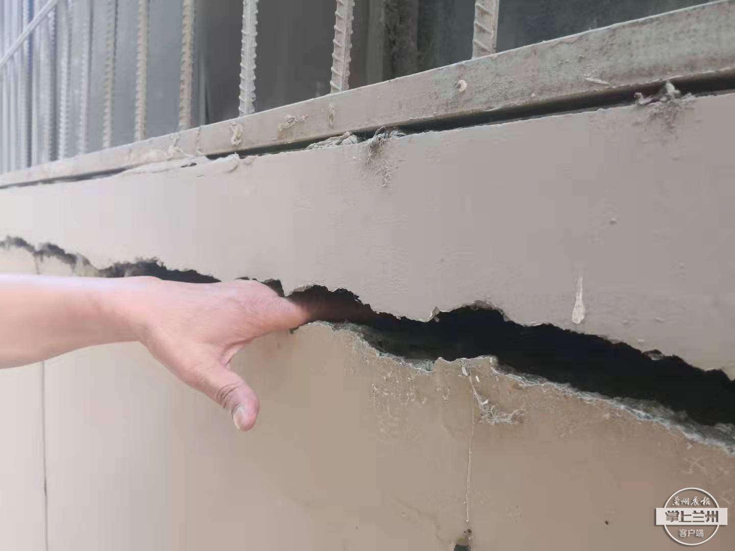 帮着办丨阳台裂缝多年无人管，到底咋回事？物业：先天不够导致地基下沉，建议居民找建设单位协商解决