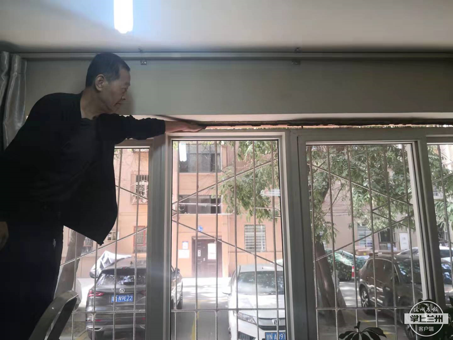 帮着办丨阳台裂缝多年无人管，到底咋回事？物业：先天不够导致地基下沉，建议居民找建设单位协商解决