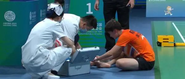 陈雨菲全运会比赛中脚被割伤,陈雨菲穿李宁鞋比赛脚被割伤