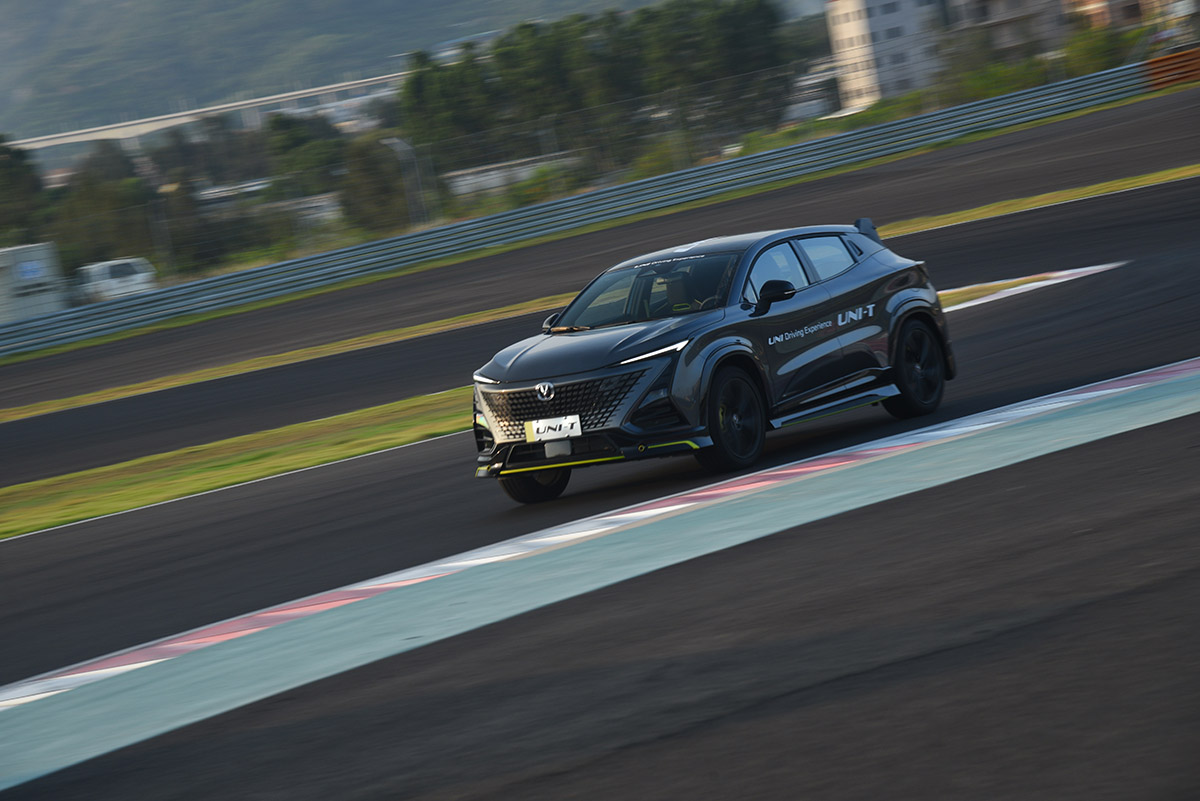 试驾2022款UNI-T把SUV开上赛道是种什么体验？