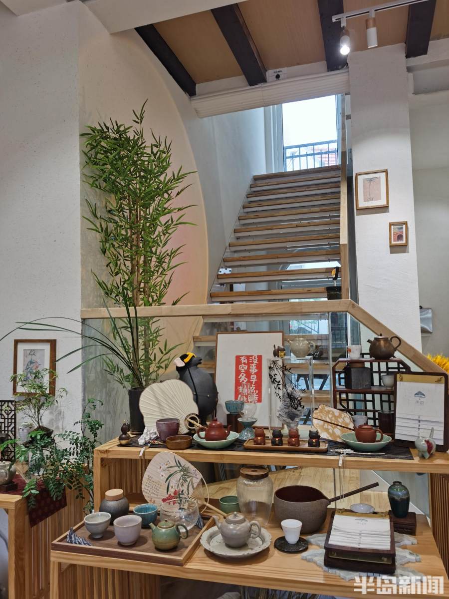 新闻周刊丨老街里，新芳华！200米小巷已吸引13家网红店，这是“一眼看海”前奏曲