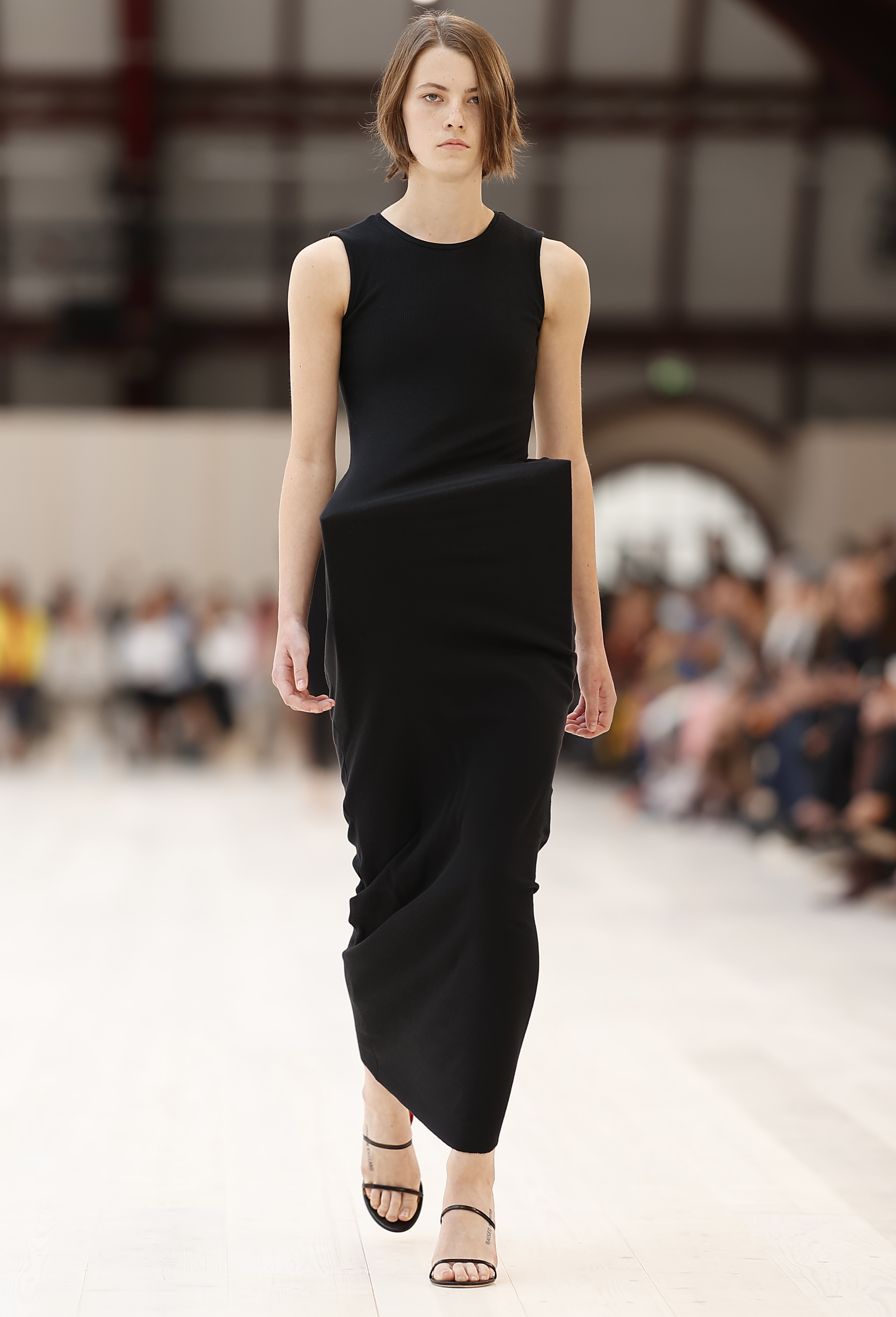 巴黎时装周罗意威场地,吴磊罗意威巴黎看秀