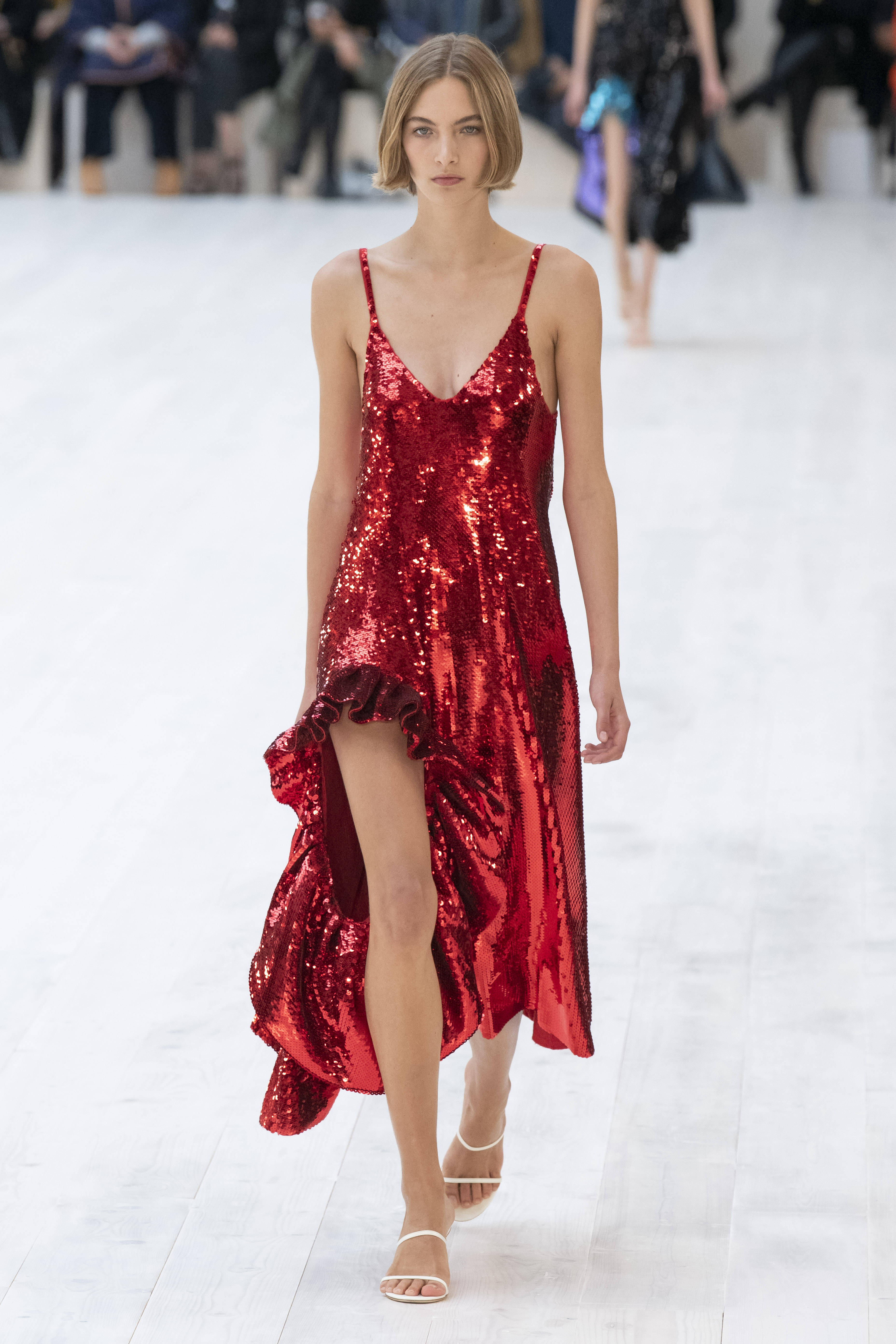 巴黎时装周罗意威场地,吴磊罗意威巴黎看秀