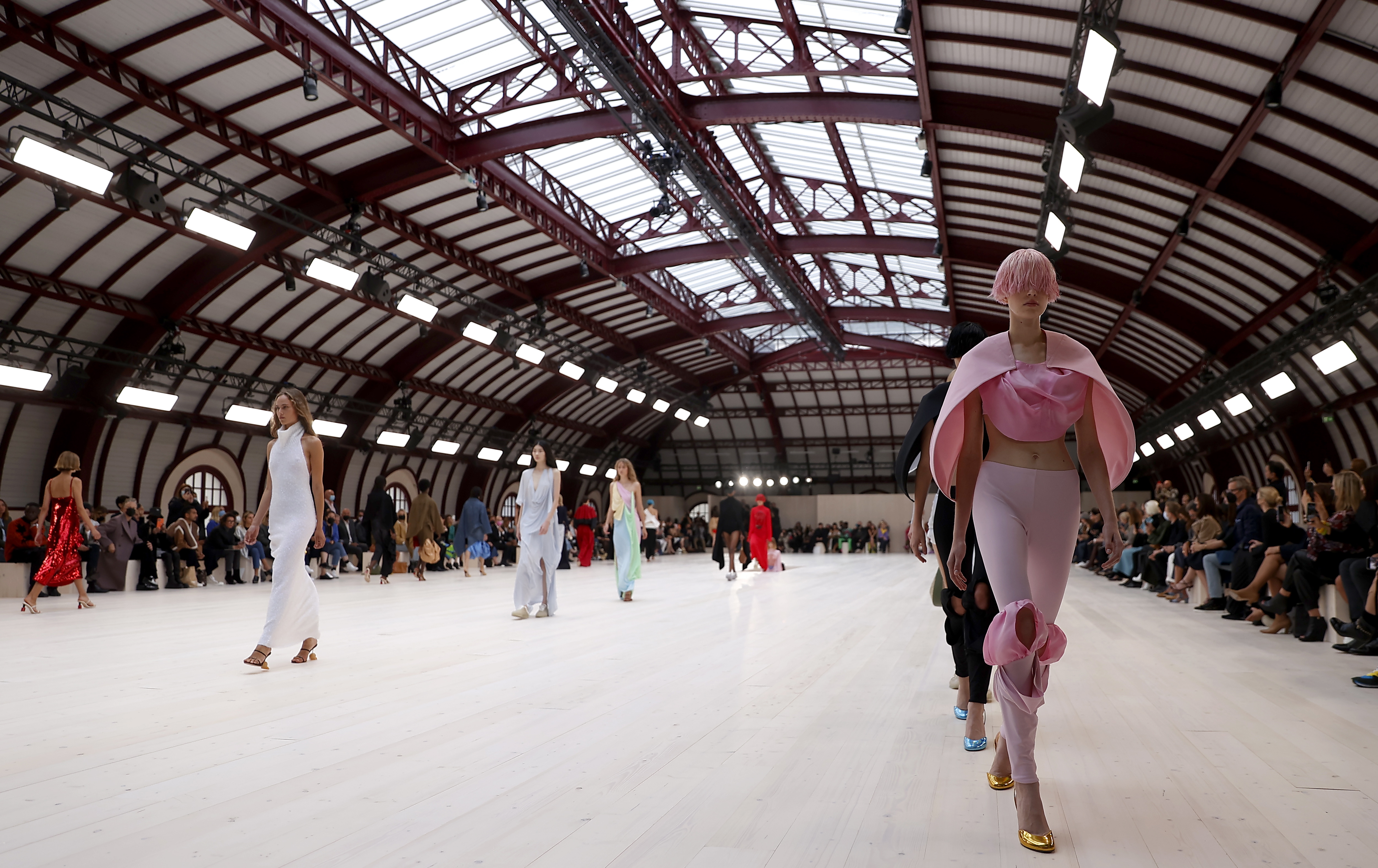 巴黎时装周罗意威场地,吴磊罗意威巴黎看秀