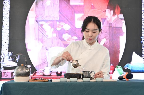 亮得闪眼！不负众望街区梦祥银用银器挂满展示墙
