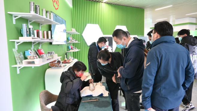 亮得闪眼！不负众望街区梦祥银用银器挂满展示墙
